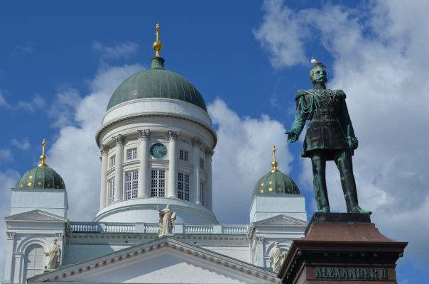 Alexander_II_in_front_of_Helsinki_Cathedral